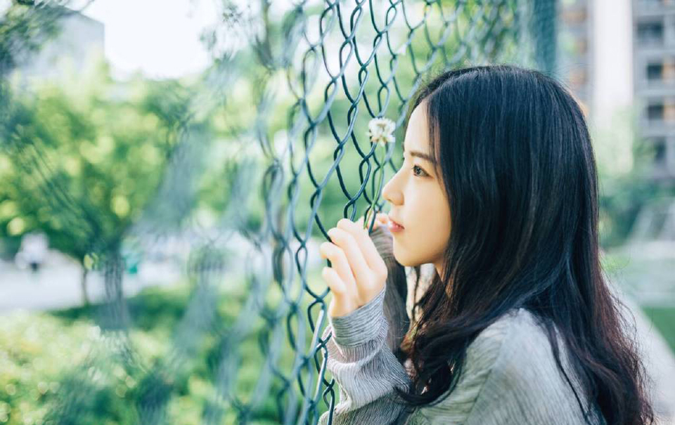 “夫君，那……他是你杀的吗？”鬼使神差的，小乔抬头问了一句。